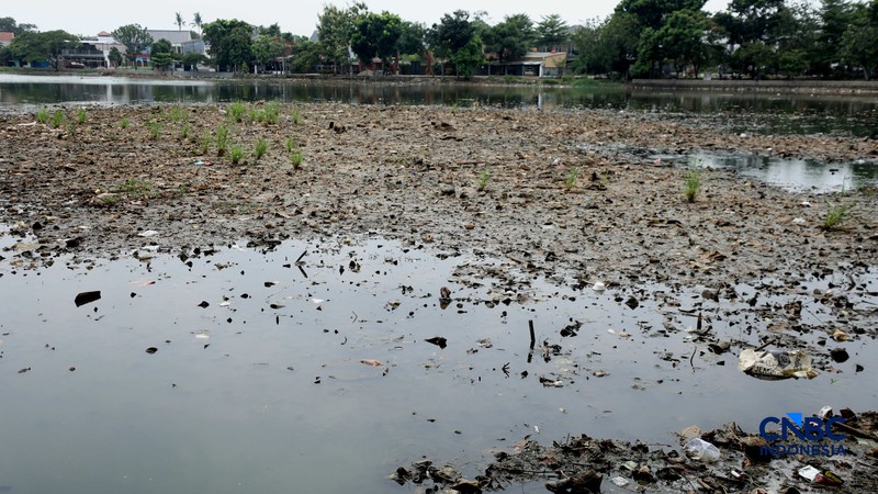Setu Cilodong Menyusut, Sampah Mulai Bermunculan. (CNBC Indonesia/Tri Susilo)