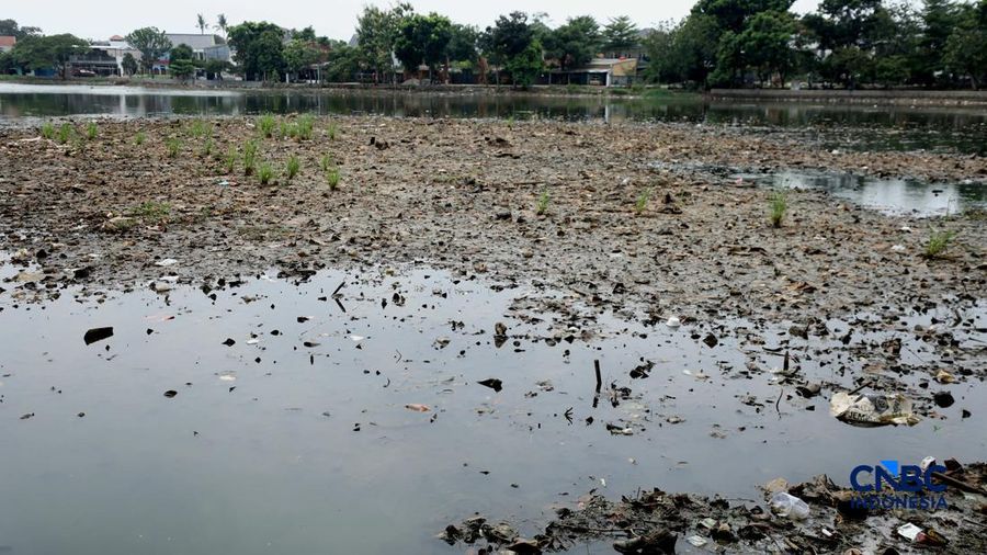 Setu Cilodong Menyusut, Sampah Mulai Bermunculan. (CNBC Indonesia/Tri Susilo)
