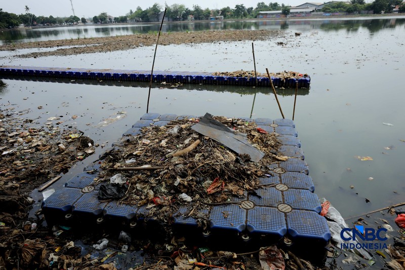 Setu Cilodong Menyusut, Sampah Mulai Bermunculan. (CNBC Indonesia/Tri Susilo)