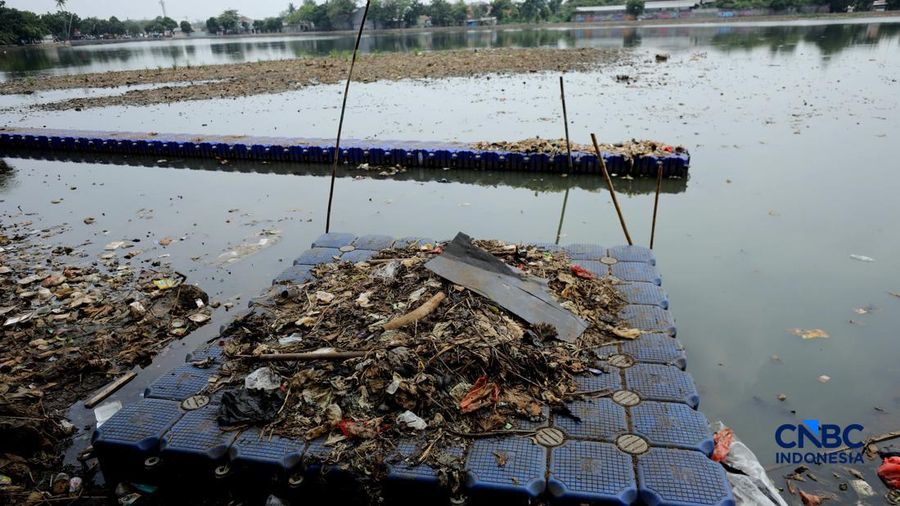Setu Cilodong Menyusut, Sampah Mulai Bermunculan. (CNBC Indonesia/Tri Susilo)