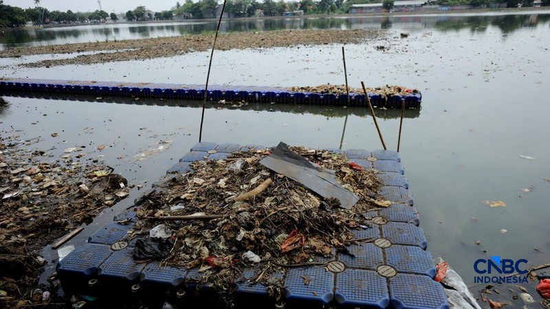 Setu Cilodong Menyusut, Sampah Mulai Bermunculan. (CNBC Indonesia/Tri Susilo)