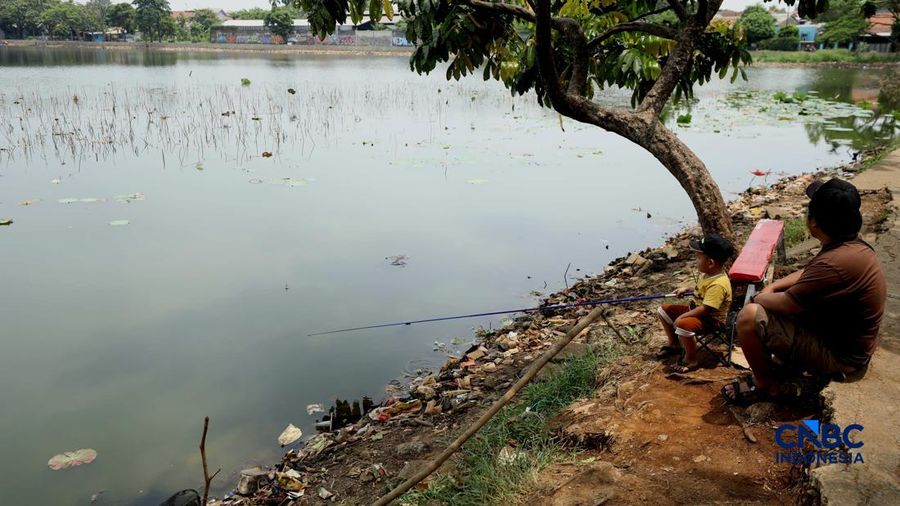 Setu Cilodong Menyusut, Sampah Mulai Bermunculan. (CNBC Indonesia/Tri Susilo)