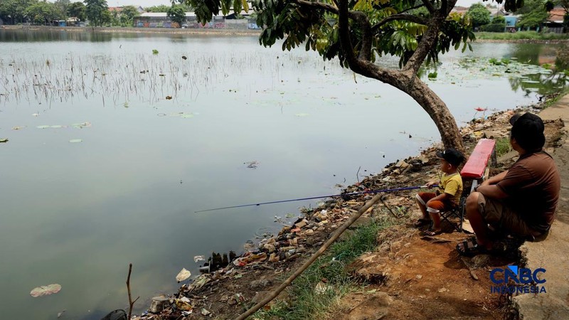 Setu Cilodong Menyusut, Sampah Mulai Bermunculan. (CNBC Indonesia/Tri Susilo)
