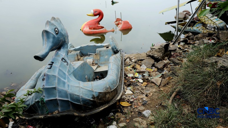 Setu Cilodong Menyusut, Sampah Mulai Bermunculan. (CNBC Indonesia/Tri Susilo)