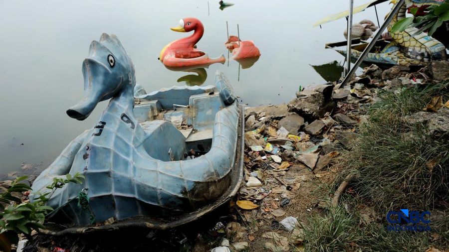 Setu Cilodong Menyusut, Sampah Mulai Bermunculan. (CNBC Indonesia/Tri Susilo)