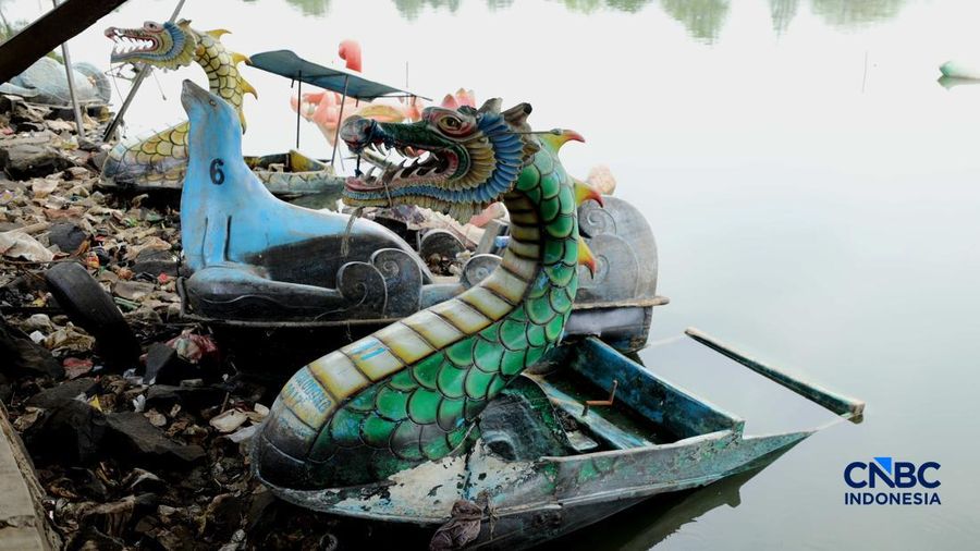 Setu Cilodong Menyusut, Sampah Mulai Bermunculan. (CNBC Indonesia/Tri Susilo)