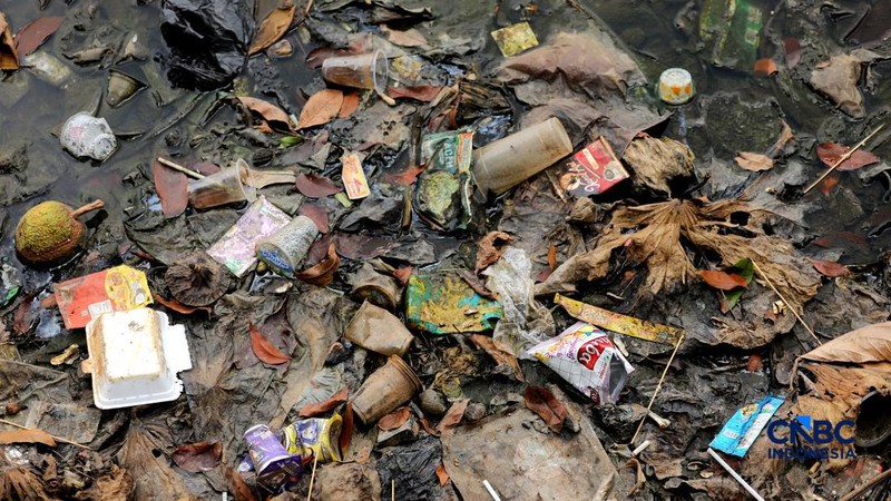 Setu Cilodong Menyusut, Sampah Mulai Bermunculan. (CNBC Indonesia/Tri Susilo)
