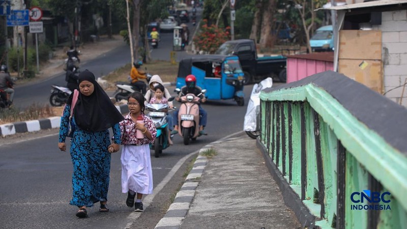 Suasana pemukiman kumuh pada bantaran sungai di Jakarta, Jumat (23/10/2026).
