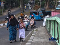 Suasana pemukiman kumuh pada bantaran sungai di Jakarta, Jumat (23/10/2026). (CNBC Indonesia/Faisal Rahman)