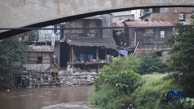 Suasana pemukiman kumuh pada bantaran sungai di Jakarta, Jumat (23/10/2026).