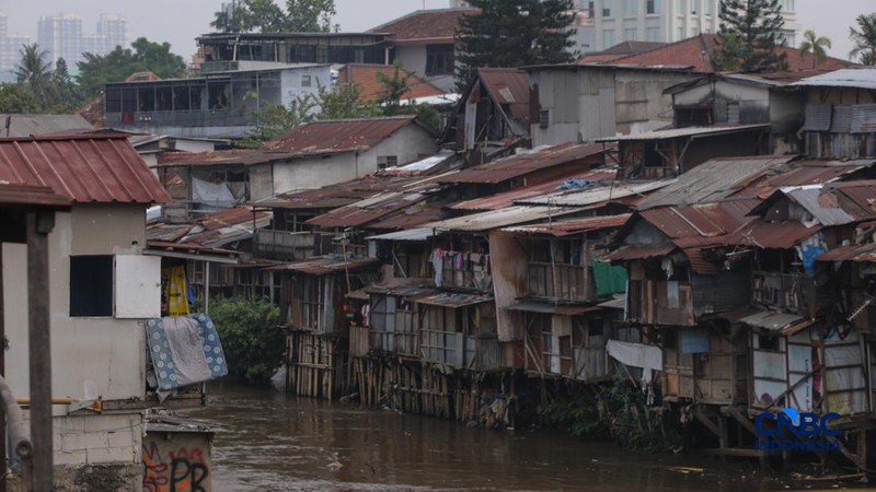 Suasana pemukiman kumuh pada bantaran sungai di Jakarta, Jumat (23/10/2026).