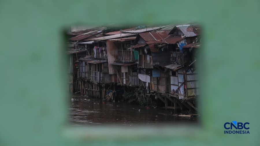 Suasana pemukiman kumuh pada bantaran sungai di Jakarta, Jumat (23/10/2026).