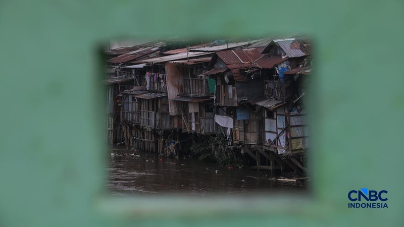Suasana pemukiman kumuh pada bantaran sungai di Jakarta, Jumat (23/10/2026).