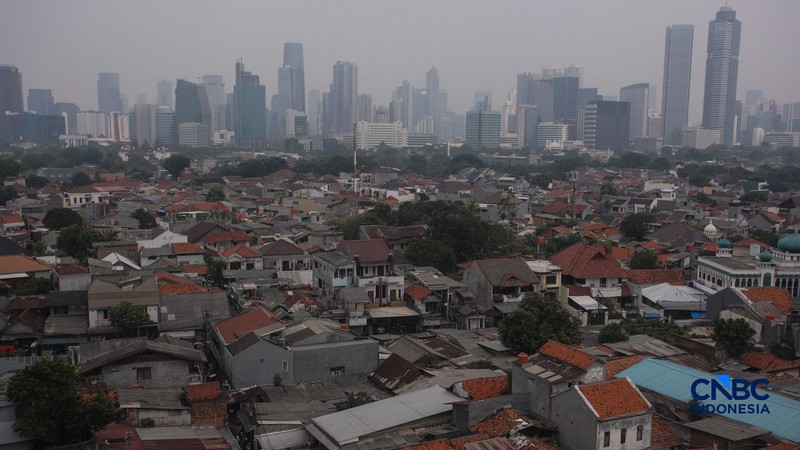 Susana pemukimaman padat penduduk dengan latar belakang gedung bertingkat di Jakarta, Jumat (23/10/2026). (CNBC Indonesia/Faisal Rahman)