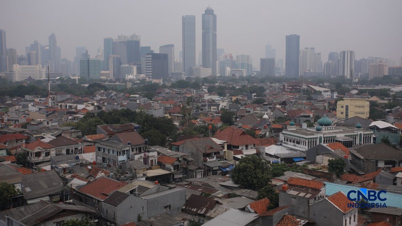 Susana pemukimaman padat penduduk dengan latar belakang gedung bertingkat di Jakarta, Jumat (23/10/2026). (CNBC Indonesia/Faisal Rahman)