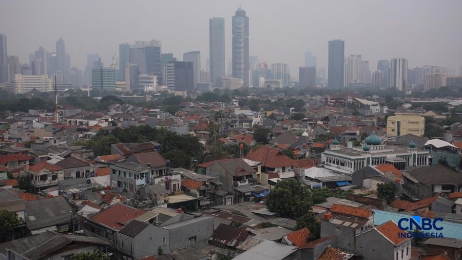 Susana pemukimaman padat penduduk dengan latar belakang gedung bertingkat di Jakarta, Jumat (23/10/2026). (CNBC Indonesia/Faisal Rahman)