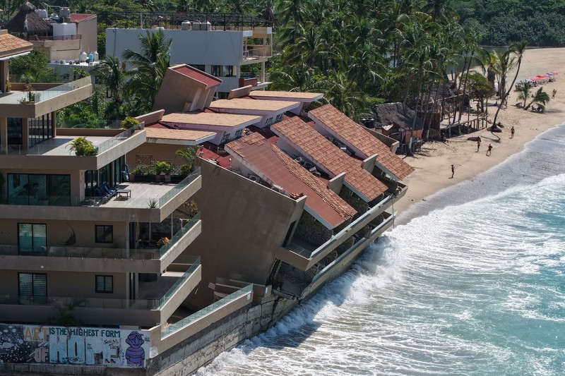 Tampilan dari drone memperlihatkan sebuah bangunan kondominium di tepi pantai yang rusak setelah serangkaian badai menghantam pesisir Pasifik Meksiko, di San Francisco, Bahia de Banderas, negara bagian Nayarit, Meksiko, pada 21 Oktober 2026. (REUTERS/Christian Ruano)