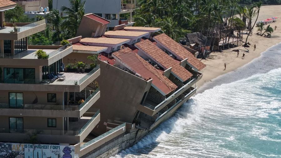 Tampilan dari drone memperlihatkan sebuah bangunan kondominium di tepi pantai yang rusak setelah serangkaian badai menghantam pesisir Pasifik Meksiko, di San Francisco, Bahia de Banderas, negara bagian Nayarit, Meksiko, 21 Oktober 2026.
