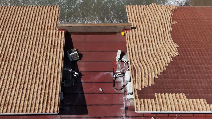 Tampilan dari drone memperlihatkan sebuah bangunan kondominium di tepi pantai yang rusak setelah serangkaian badai menghantam pesisir Pasifik Meksiko, di San Francisco, Bahia de Banderas, negara bagian Nayarit, Meksiko, 21 Oktober 2026.