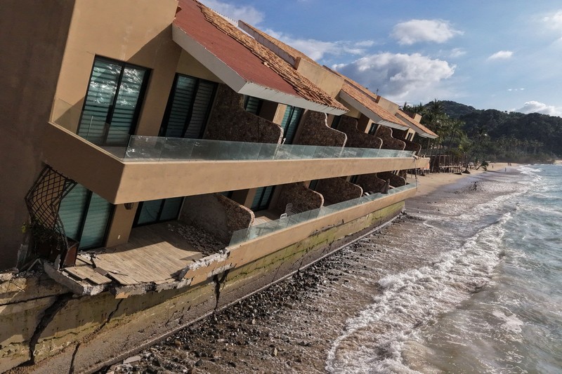 Tampilan dari drone memperlihatkan sebuah bangunan kondominium di tepi pantai yang rusak setelah serangkaian badai menghantam pesisir Pasifik Meksiko, di San Francisco, Bahia de Banderas, negara bagian Nayarit, Meksiko, pada 21 Oktober 2026. (REUTERS/Christian Ruano)