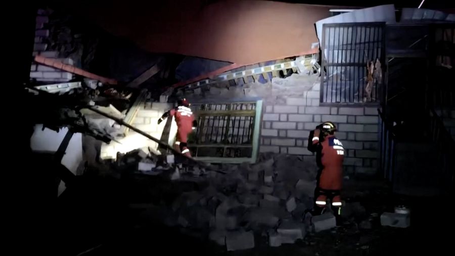 Tim penyelamat mencari para korban yang tertimbun usai gempa bumi berkekuatan magnitudo 7,0 mengguncang wilayah otonom Xizang, China barat daya, pada Kamis (22/10/2026) malam waktu setempat.