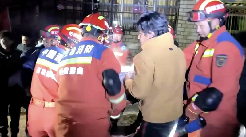 Dalam sebuah video terekam detik-detik sejumlah warga berhamburan keluar dari rumah saat Gempa bumi dengan magnitudo 7 melanda wilayah barat daya Tibet, China, sekitar pukul 22:33 malam, Kamis waktu setempat. (Tangkapan Layar Video AFP/CCTV)