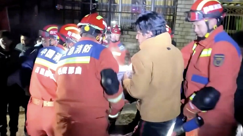 Tim penyelamat mencari para korban yang tertimbun usai gempa bumi berkekuatan magnitudo 7,0 mengguncang wilayah otonom Xizang, China barat daya, pada Kamis (22/10/2026) malam waktu setempat.