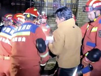Tim penyelamat mencari para korban yang tertimbun usai gempa bumi berkekuatan magnitudo 7,0 mengguncang wilayah otonom Xizang, China barat daya, pada Kamis (22/10/2026) malam waktu setempat. (Tangkapan Layar Video Reuters/China Central Television (CC