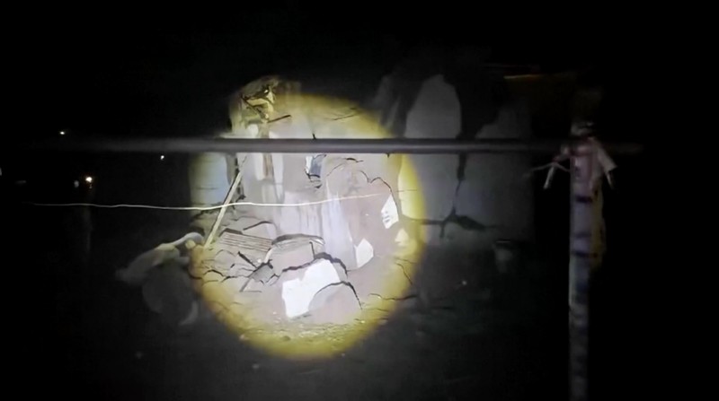 Dalam sebuah video terekam detik-detik sejumlah warga berhamburan keluar dari rumah saat Gempa bumi dengan magnitudo 7 melanda wilayah barat daya Tibet, China, sekitar pukul 22:33 malam, Kamis waktu setempat. (Tangkapan Layar Video AFP/CCTV)