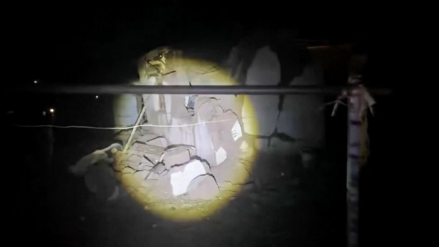 Tim penyelamat mencari para korban yang tertimbun usai gempa bumi berkekuatan magnitudo 7,0 mengguncang wilayah otonom Xizang, China barat daya, pada Kamis (22/10/2026) malam waktu setempat.