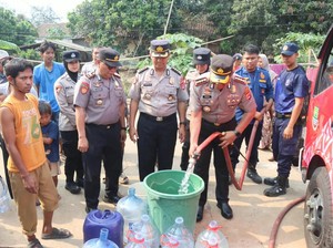 Desa di Banten Kekeringan, Warga Antre Bantuan Air Bersih