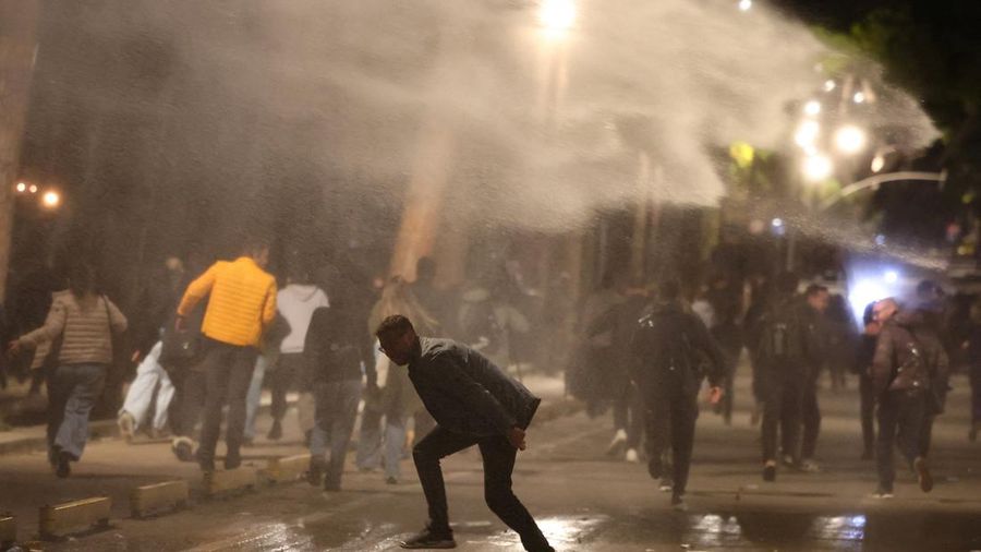 Polisi menggunakan meriam air di tengah protes anti-pemerintah oleh mahasiswa, di Tirana, Albania, 22 Oktober 2026. REUTERS/Florion Goga