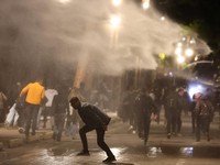 Polisi menggunakan meriam air di tengah protes anti-pemerintah oleh mahasiswa, di Tirana, Albania, 22 Oktober 2026. REUTERS/Florion Goga