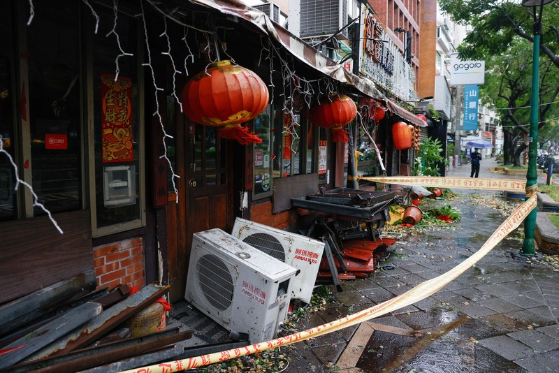 Pohon tumbang akibat angin kencang yang dibawa oleh Topan Champi, di Taipei, Taiwan, 24 Oktober 2026. REUTERS/Ann Wang