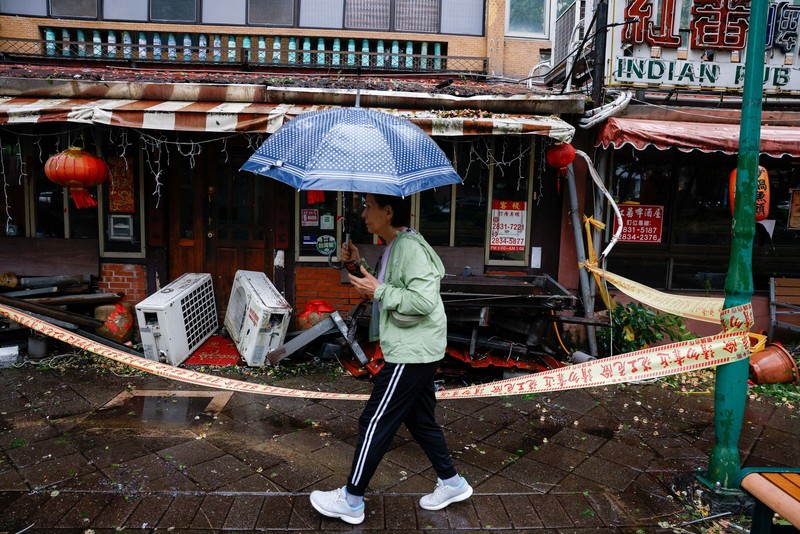 Pohon tumbang akibat angin kencang yang dibawa oleh Topan Champi, di Taipei, Taiwan, 24 Oktober 2026. REUTERS/Ann Wang