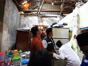 Tenteramnya Warga Sidoarjo Dapat Rumah dan Kursi Roda dari Bupati Subandi