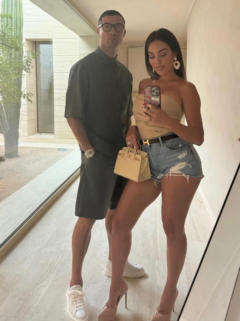 Ronaldo Berharta Rp 36 Triliun, Intip 8 Gaya Georgina Bawa Tas Seharga Rumah