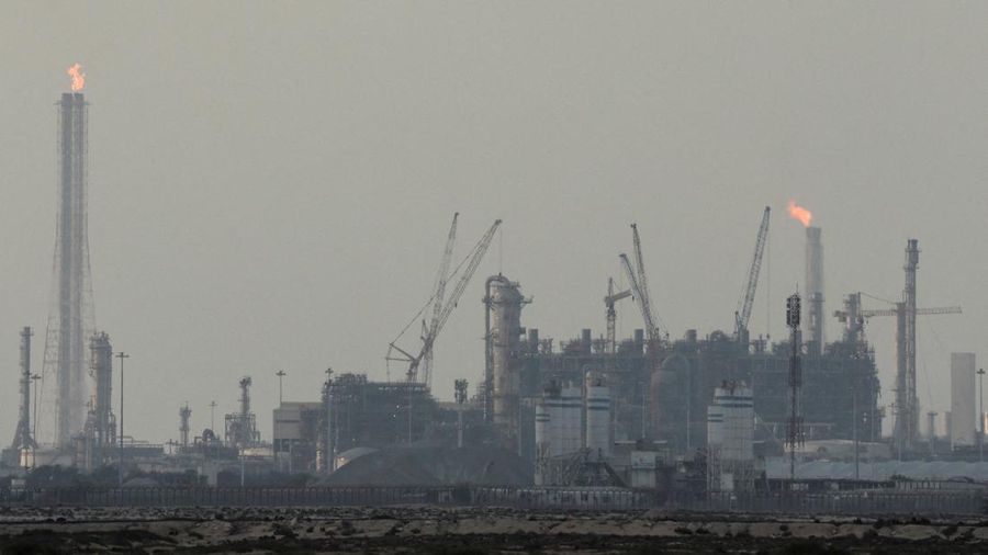 FOTO ARSIP: Fasilitas produksi gas alam cair (LNG) milik QatarEnergy di Ras Laffan Industrial City, Qatar, di tengah konflik Amerika Serikat-Israel dengan Iran, 2 Maret 2026.  REUTERS/Stringer/File Photo