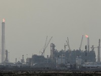 FOTO ARSIP: Fasilitas produksi gas alam cair (LNG) milik QatarEnergy di Ras Laffan Industrial City, Qatar, di tengah konflik Amerika Serikat-Israel dengan Iran, 2 Maret 2026.  REUTERS/Stringer/File Photo