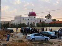 Warga dan pasukan keamanan berkumpul di luar Gereja Ortodoks Yunani di desa Hammoud di provinsi Karak, Yordania, setelah penembakan pada 23 Oktober 2026. (Photo by AFP)