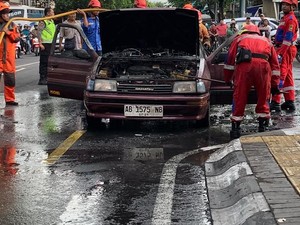 Diduga Korsleting, Mobil Sedan Ludes Terbakar di Jokteng Kulon Jogja