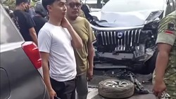 Mobil Mewah di Medan Tabrak 7 Kendaraan, 3 Orang Dilarikan ke RS-1 Kritis