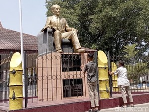 Ari-ari Bapak Pergerakan Nasional Terkubur di Bawah Monumen Perunggu Itu