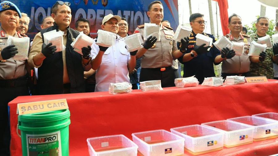 Pemaparan barang bukti berupa 1,2 ton narkotika dari pengungkapan laboratorium sabu di Aceh,  Jumat (23/10/2026)