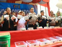 Pemaparan barang bukti berupa 1,2 ton narkotika dari pengungkapan laboratorium sabu di Aceh,  Jumat (23/10/2026)