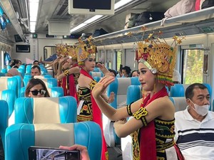 Penari Gandrung Menyapa Penumpang dan Wisatawan di Stasiun Banyuwangi