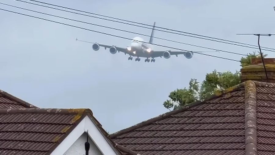 Pesawat Airbus A380 Singapore Airlines melakukan pendaratan menyamping di Bandara London Heathrow. (Tangkapan Layar Instagram/elemer.aviation)