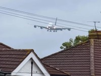 Pesawat Airbus A380 Singapore Airlines melakukan pendaratan menyamping di Bandara London Heathrow. (Tangkapan Layar Instagram/elemer.aviation)