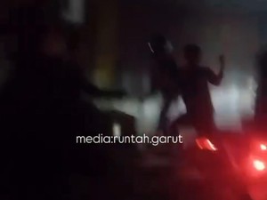 Viral Gerombolan Pemuda Pukuli Pemotor Hingga Tersungkur di Garut