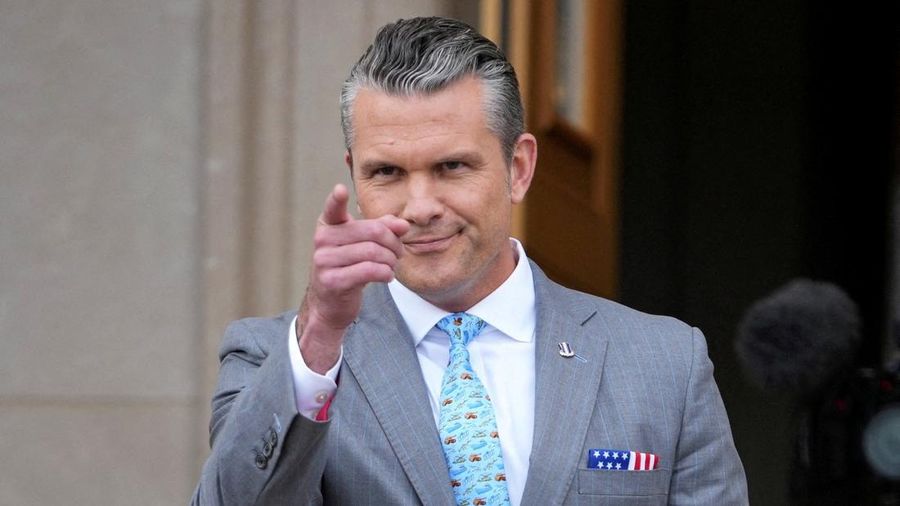 FOTO ARSIP: Menteri Pertahanan AS Pete Hegseth memberi isyarat saat kunjungan Menteri Pertahanan Inggris Wes Streeting di Pentagon, Arlington, Virginia, AS, 15 Oktober 2026. REUTERS/Nathan Howard/File Photo